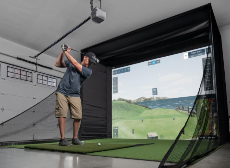 Front view of a Carl’s Place golf enclosure with a course projected on the impact screen